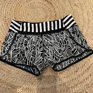 Lululemon Hotty Hot Low-Rise Lined Short 2.5"